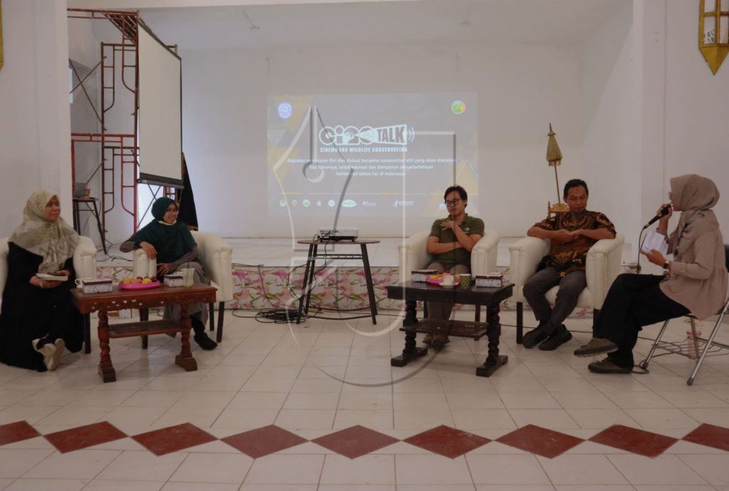 Suasana saat para pemateri mendiskusikan mengenai kehidupan satwa owa yang diselenggarakan Yayasan Inisiasi Alam Rehabilitasi Indonesia (YIARI) di Gedung Kesenian Kota Palembang, Sabtu (23/11/2024). Ukhuwahfoto/Selo Obrian